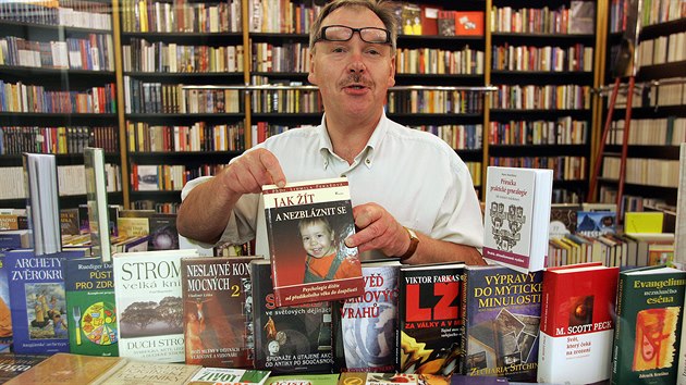 Michal enek, kter dnes sdl vpalci Alfa, je nejdle fungujcm soukromm knihkupcem vBrn. Knihy zaal prodvat u ped listopadem 1989.