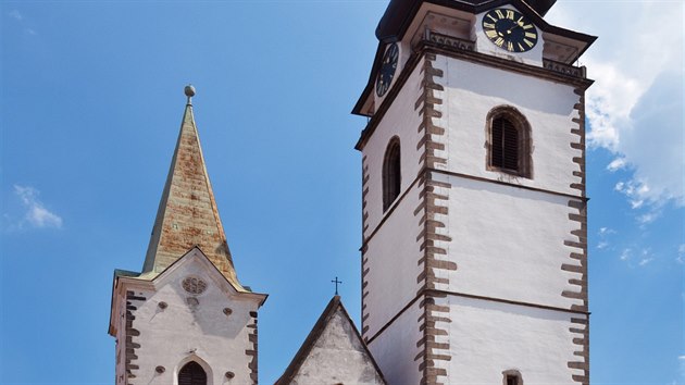 Gotickmu kostelu Narozen Panny Marie dominuje hodinov v.