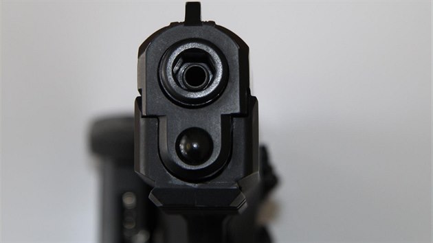 Plynová zbraň, ze které útočník na auto vystřelil ocelové broky.