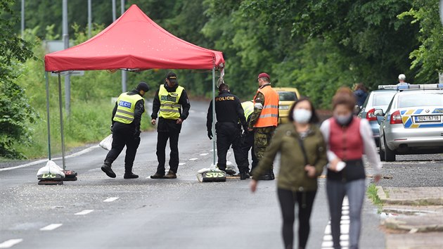 Vojáci, policisté a pracovní Technických služeb ve Hřensku odklízí zátarasy na hraničním přechodu s Německem. (ráno 5. června 2020)