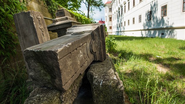 V arelu holeovskho zmku vzniklo lapidrium s historickmi kamennmi objekty.