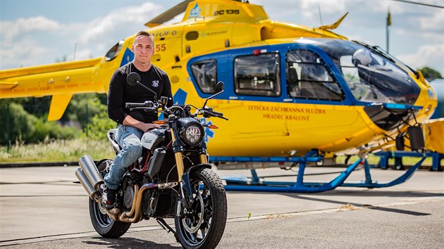 Motorki Tomi Matoukovi, kter se zranil pi nehod, pomohla transfuze na palub vrtulnku zchranky. Projekt Rabbit 2 pijel podpoit (1. 6. 2020).