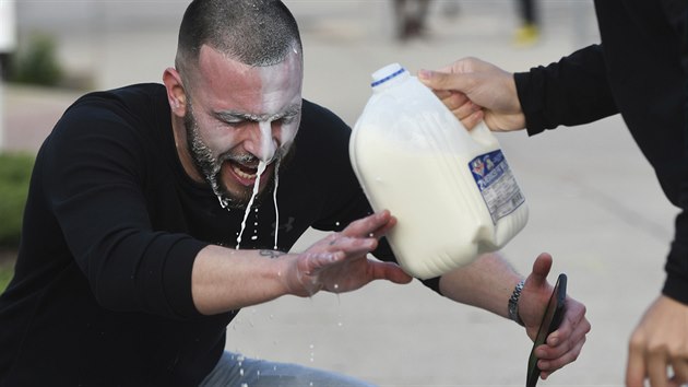 Mu oetuje jednoho z demonstrant po zsahu slznm plynem. (31. kvtna 2020) 