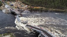 Poblíž města Murmansk na severozápadě Ruska se zřítil železniční most. (2.... Poblíž města Murmansk na severozápadě Ruska se zřítil železniční most. (2....