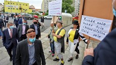 Na Andreje Babiše čekali při návštěvě Sokolova před kostelem Sv. Antonína... Na Andreje Babiše čekali při návštěvě Sokolova před kostelem Sv. Antonína...