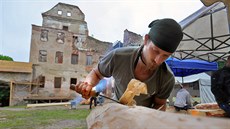Setkání tesařů na hradě Hartenberg. Na nádvoří hradu vyráběli tesané trámy pro... Setkání tesařů na hradě Hartenberg. Na nádvoří hradu vyráběli tesané trámy pro...