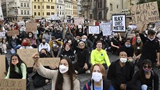 Asi ti stovky peván mladých lidí protestovaly v Praze proti policejnímu...