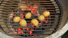 Pro urychlení grilování mete brambory pedvait.