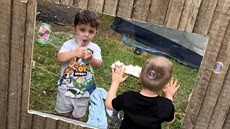 Aby se mohly děti vidět i v době karantény, vyřezali rodiče do plotu otvor a... Aby se mohly děti vidět i v době karantény, vyřezali rodiče do plotu otvor a...