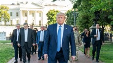 Americký prezident Donald Trump na cestě z Bílého domu k episkopálnímu kostelu... Americký prezident Donald Trump na cestě z Bílého domu k episkopálnímu kostelu...