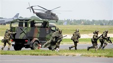 Německé lehké taktické vozidlo Mungo. Vzadu vidíme těžký transportní vrtulník... Německé lehké taktické vozidlo Mungo. Vzadu vidíme těžký transportní vrtulník...