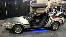 Stíbrný model DMC DeLorean pouitý ve filmu Návrat do budoucnosti je nyní...