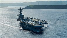 Letadlová loď USS Theodore Roosevelt opouští Guam poté, co zde musela nuceně... Letadlová loď USS Theodore Roosevelt opouští Guam poté, co zde musela nuceně...