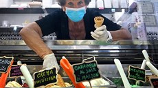 Maddalena nabírá zmrzlinu v ímském podniku Brivido. (26. kvtna 2020)