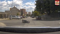 Motorkář při útěku házel po policistech helmou Motorkář při útěku házel po policistech helmou