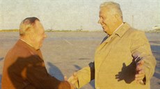 Miroslav Mamula (vpravo) se na letišti v ruském Volgogradu vítá s tamním... Miroslav Mamula (vpravo) se na letišti v ruském Volgogradu vítá s tamním...