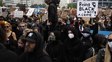 V Berlíně se uskutečnila demonstrace proti brutalitě amerických policistů. Lidé... V Berlíně se uskutečnila demonstrace proti brutalitě amerických policistů. Lidé...