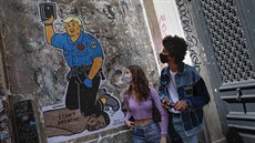 Francouzský umělec Dugudus v Paříži zanechal malbu k současným protestům proti... Francouzský umělec Dugudus v Paříži zanechal malbu k současným protestům proti...
