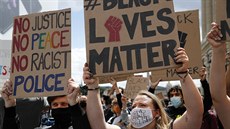 V Paříži se protestuje proti brutalitě amerických policistů, která vedla ke... V Paříži se protestuje proti brutalitě amerických policistů, která vedla ke...