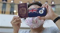 Protestující v Hongkongu ukazuje svůj britský pas. (2. června 2020) Protestující v Hongkongu ukazuje svůj britský pas. (2. června 2020)