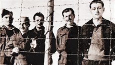 eskosloventí letci v nmeckém zajateckém táboe v Barthu v únoru 1942 Zleva:...