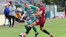 Roman Květ z Bohemians 1905 se snaží uniknout sparťanu Dávidu Hanckovi. Roman Květ z Bohemians 1905 se snaží uniknout sparťanu Dávidu Hanckovi.