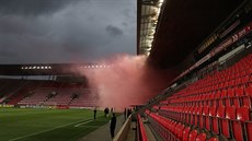 I když fanoušci na tribuny, tak byl duel Slavie s Plzní přerušen kvůli... I když fanoušci na tribuny, tak byl duel Slavie s Plzní přerušen kvůli...