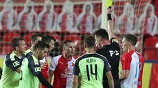 Slávistický kapitán Jan Bořil vidí žlutou kartu, sudí Pavel Franěk ji udělil za... Slávistický kapitán Jan Bořil vidí žlutou kartu, sudí Pavel Franěk ji udělil za...