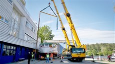 Do Brna přijela loď na kamionu, na vodu ji dostával jeřáb. Do Brna přijela loď na kamionu, na vodu ji dostával jeřáb.