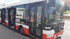 Opilý muž ve zlosti kopl do dveří autobusu a rozbil skleněnou výplň. Opilý muž ve zlosti kopl do dveří autobusu a rozbil skleněnou výplň.