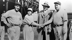 Lou Gehrig (vlevo) s Babe Ruthem (vpravo) Lou Gehrig (vlevo) s Babe Ruthem (vpravo)