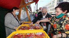 Při stánkovém prodeji z jahodových farem se cena za kilogram plodů pohybuje... Při stánkovém prodeji z jahodových farem se cena za kilogram plodů pohybuje...