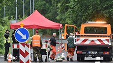 Vojáci, policisté a pracovní Technických služeb ve Hřensku odklízejí zátarasy... Vojáci, policisté a pracovní Technických služeb ve Hřensku odklízejí zátarasy...