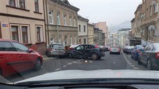 Gruzínec se dvěma kumpány ujížděl až do Bělehradské ulice, kde dostal smyk a... Gruzínec se dvěma kumpány ujížděl až do Bělehradské ulice, kde dostal smyk a...