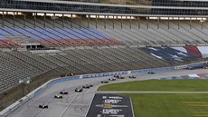 Prázdné tribuny při závodu série IndyCar ve Fort Worthu. Prázdné tribuny při závodu série IndyCar ve Fort Worthu.