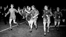 Manchester United ovládl v roce 1968 Pohár mistrů evropských zemí. Trofej nesou... Manchester United ovládl v roce 1968 Pohár mistrů evropských zemí. Trofej nesou...