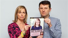 Rodie britské dívky Madeleine McCannové, která byla v roce 2007 unesena pi...