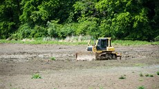 Těžká technika začala u Březolup odbahňovat rybník Hluboček. Těžká technika začala u Březolup odbahňovat rybník Hluboček.