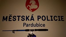 Strážníci pytlákovi rybářský prut zabavili. Strážníci pytlákovi rybářský prut zabavili.