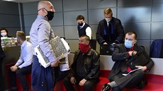 Před olomouckým krajským soudem čelí šest mužů obžalobě z přípravy i... Před olomouckým krajským soudem čelí šest mužů obžalobě z přípravy i...