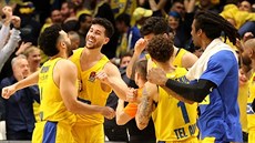 Amare Stoudemire (v modrém) slaví se spoluhrái z Maccabi Tel Aviv výhru nad...