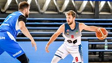 Jan Kozina (vpravo) z Brna útočí v soutěži jeden na jednoho na Filipa Šmída z... Jan Kozina (vpravo) z Brna útočí v soutěži jeden na jednoho na Filipa Šmída z...