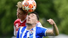 Emil Tischler (vlevo) z Pardubic a Ondřej Chvěja z Vítkovic v hlavičkovém... Emil Tischler (vlevo) z Pardubic a Ondřej Chvěja z Vítkovic v hlavičkovém...