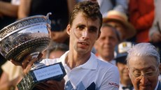 Ivan Lendl s trofejí pro vítěze Roland Garros v roce 1984 Ivan Lendl s trofejí pro vítěze Roland Garros v roce 1984