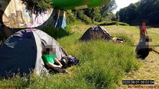 Třináctiletá dívka našla útěchu mezi bezdomovci. Přespala u nich ve stanu. Třináctiletá dívka našla útěchu mezi bezdomovci. Přespala u nich ve stanu.