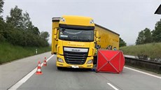 Nehoda na dálnici D5 na Tachovsku. Řidiče kamionu postihly při jízdě zdravotní... Nehoda na dálnici D5 na Tachovsku. Řidiče kamionu postihly při jízdě zdravotní...