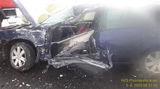 Po srážce s nákladním autem zůstala ve fordu zaklíněná řidička. Viníkem nehody... Po srážce s nákladním autem zůstala ve fordu zaklíněná řidička. Viníkem nehody...