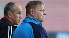 Teplický trenér Stanislav Hejkal po boku svého soupeře, Václava Kotala ze... Teplický trenér Stanislav Hejkal po boku svého soupeře, Václava Kotala ze...