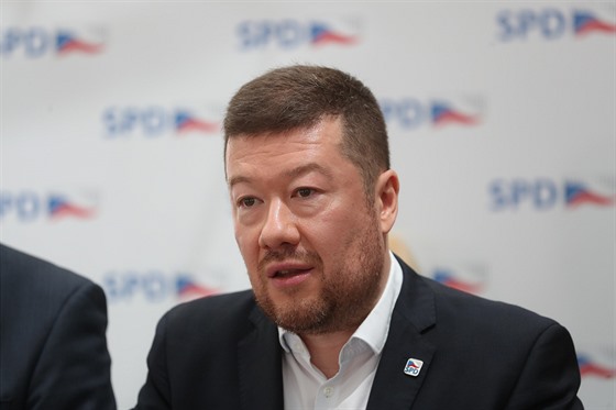 Pedseda hnutí SPD Tomio Okamura hovoí na tiskové konferenci ped jednáním...