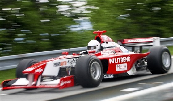 Závodník ternberské stáje Nutrend Racing Jií Svoboda za volantem Normy M20FC .